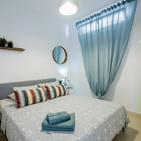 Cozy With Seaview And Parking Lägenhet